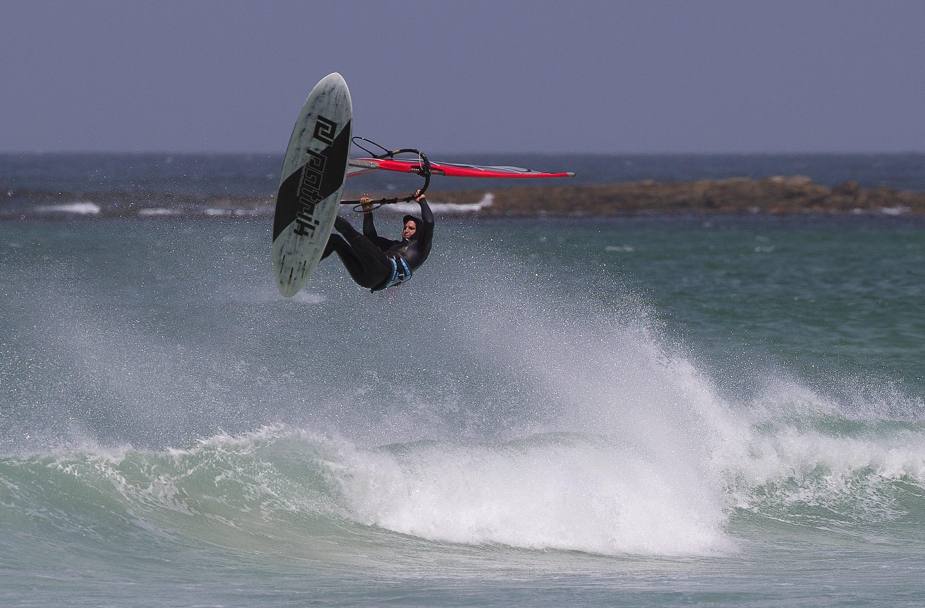 Il surfista sudafricano Jake Kolnik sfida la gravit lungo le coste di Citt del Capo. (Epa)